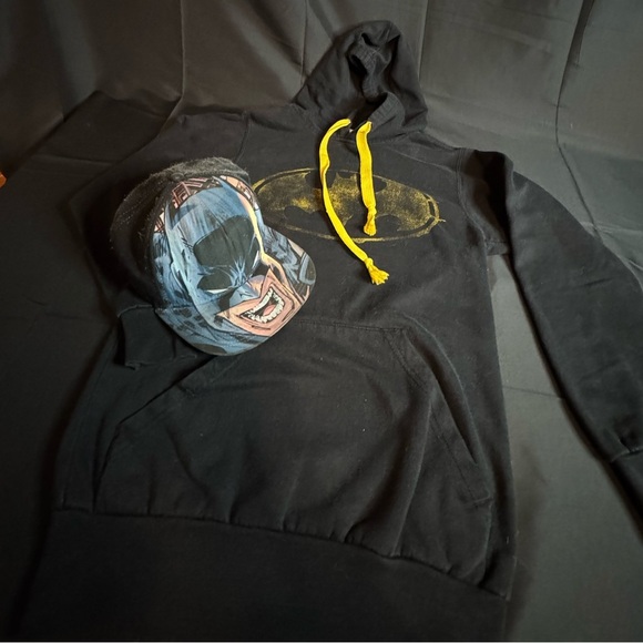 Six Flags Black Batman sweater - Picture 3 of 4